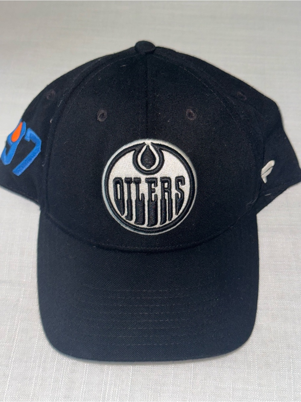 Edmonton Oilers NHL black basecap. Number 97 Connor McDavid Captain. Adjustable